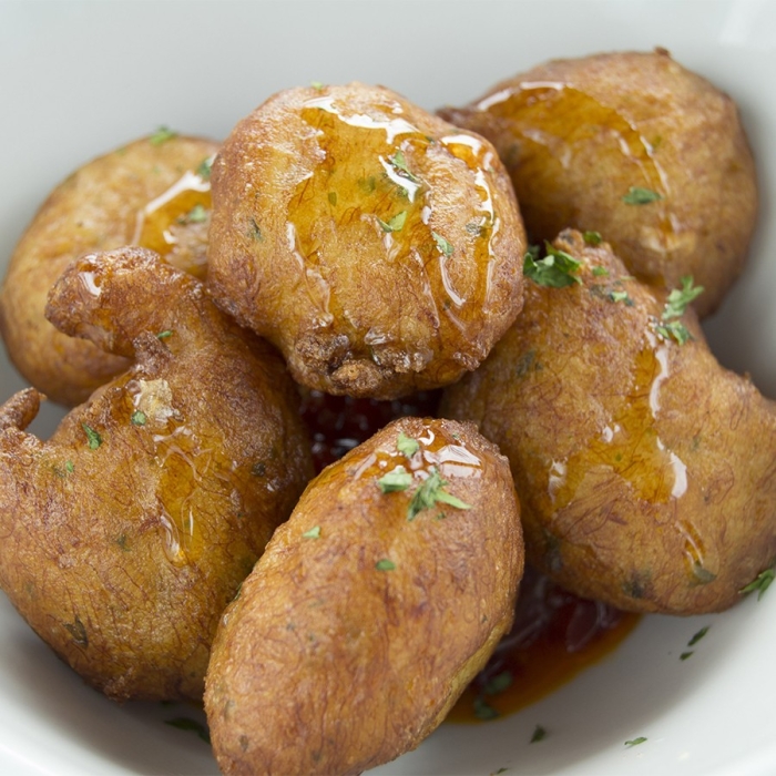 Beignets de cabillaud avec compotée de poivrons piquillos et miel