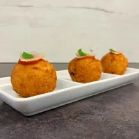 Bomba à bolonhesa com tomate e queijo parmesão