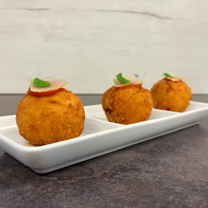 Bomba bolonyesa amb tomàquet i parmesà