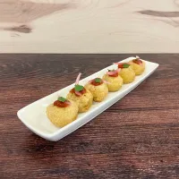 Chili Cheese Bites con salsa de tomate mexicana y cebolla 