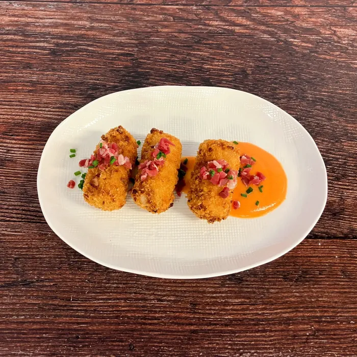 Krokette mit iberischem Schinken (La Ibérica - Gastrobar) mit Gazpacho und Spänen von iberischem Schinken.