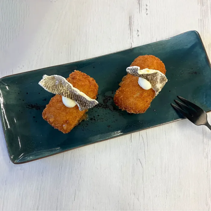 Croquette de cabillaud (La Islandesa - Gastrobar) au confit de poireaux et à la peau croustillante