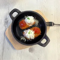 Croquette au fromage (La Zamorana - Gastrobar) avec confiture de tomates et nuage de fromage affiné.