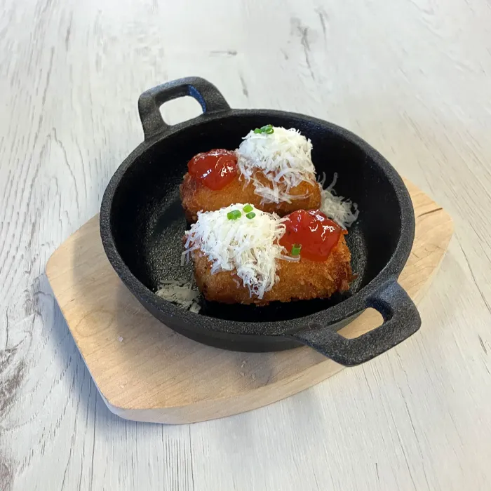 Croquete de queijo (La Zamorana - Gastrobar) com compota de tomate e nuvem de queijo curado.