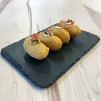 Croqueta Tressoro Serranita amb pernil ibèric, pebrot i alioli