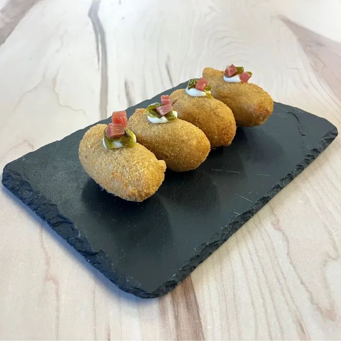 Croquete de Tressoro Serranita com presunto ibérico, pimento e aioli