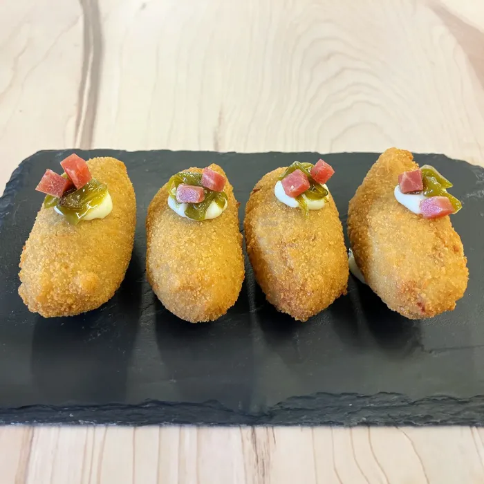 Croqueta Tressoro Serranita amb pernil ibèric, pebrot i alioli