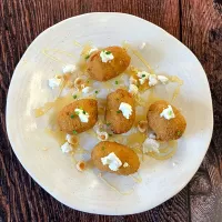 Croqueta d' albergínia amb formatge de cabra i mel