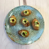 Croqueta de secreto de cerdo y miel con puré de manzana