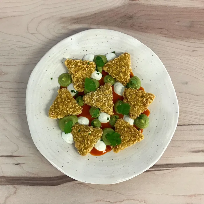 Tijuana-Hühnchen-Nachos mit Tomate, Guacamole und Käse