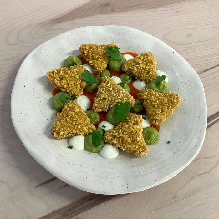 Nachos de poulet de Tijuana avec tomate, guacamole et fromage