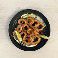 Calamars farinés avec mayonnaise au citron vert et au basilic